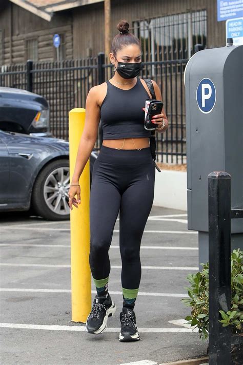 Watch Vanessa Hudgens Crush a Butt Workout After a Month Off。